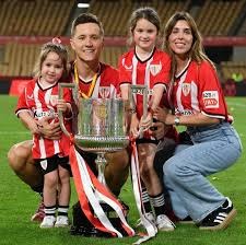 我晒干了沉默！河南后卫周缘德晒与网红田一名合影